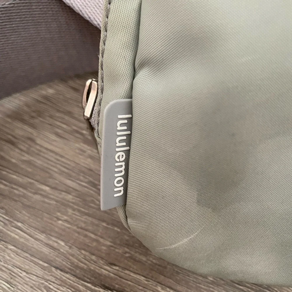 Lululemon Athletica Crossbody Bag in Light Gray - Picture 5 of 6